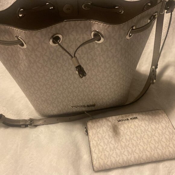 Michael Kors Bucket Bag with Wallet - Picture 4 of 4